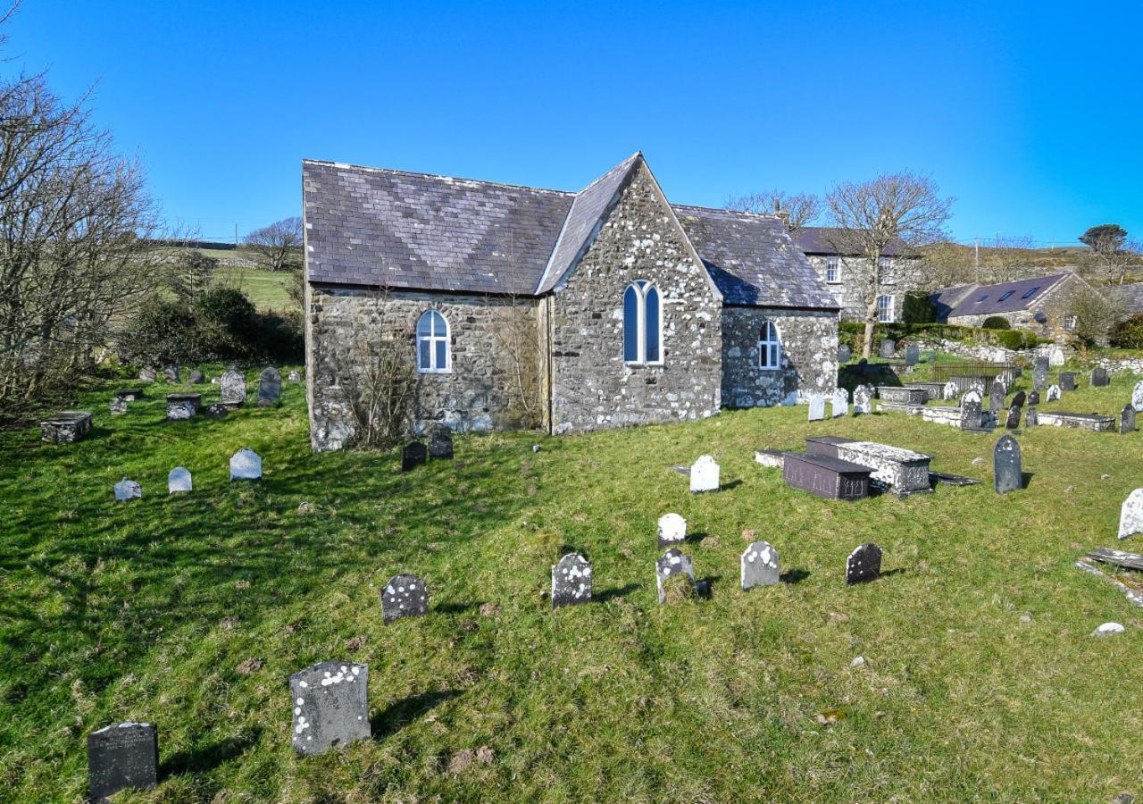 St Aelrhiws Church المظهر الخارجي الصورة